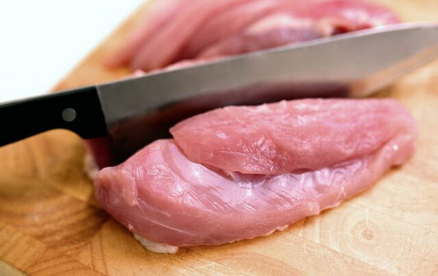 В Украину завезли опасное мясо: что нужно знать покупателям