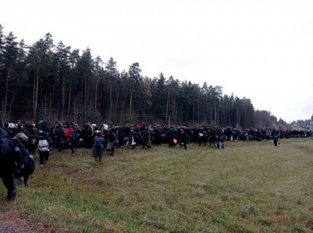 В Беларуси огромная колонна мигрантов выдвинулась к границе с Польшей