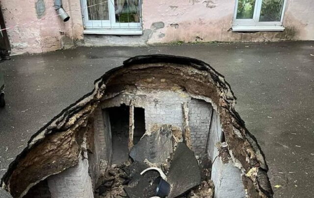 У центрі Києва провалився асфальт: внизу виявився підвал історичної садиби