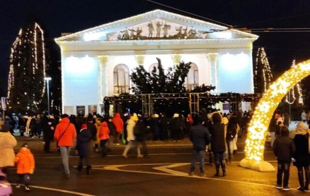 В Украине упала третья за неделю новогодняя елка. В этот раз в Мариуполе