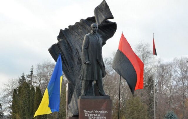 В Тернополе памятник Бандере взяли под круглосуточную охрану: «никто не испортит нам праздник!»