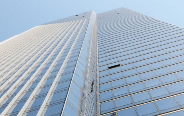 Жилой небоскреб с квартирами за 5 млн долларов накренился и готов обрушиться в любой момент
