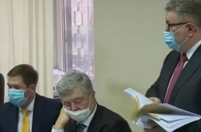 Петр Порошенко уснул в суде.